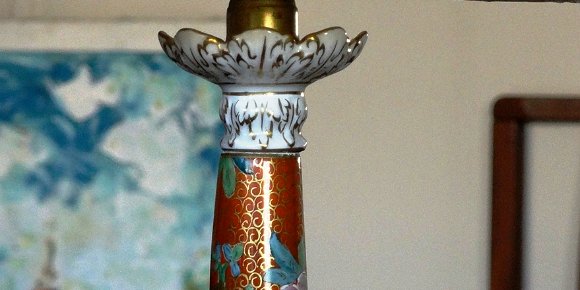 Lamp - Lampara Dresden a small table lamp hand painted in orange with flowers, with a size of 10 inches high. Dresden lámpara pequeña de pedestal de color naranja con flores,...